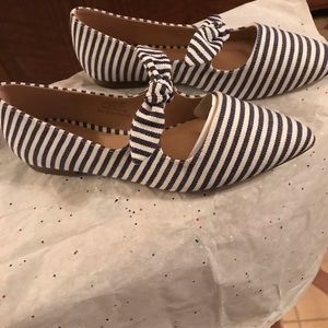 Bowed flat women shoe never worn